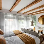 With Private Bathroom At Three Bedroom Interwar Grabyte With Daily Spaces To Share By Pine Forest On The Bank Of The River- 8min By Car From Old Town Κάουνας