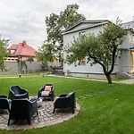 With Private Bathroom At Three Bedroom Interwar Grabyte With Daily Spaces To Share By Pine Forest On The Bank Of The River- 8min By Car From Old Town Κάουνας