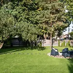 With Private Bathroom At Three Bedroom Interwar Grabyte With Daily Spaces To Share By Pine Forest On The Bank Of The River- 8min By Car From Old Town Πανσιόν