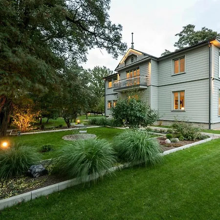 With Private Bathroom At Three Bedroom Interwar Grabyte With Daily Spaces To Share By Pine Forest On The Bank Of The River- 8min By Car From Old Town