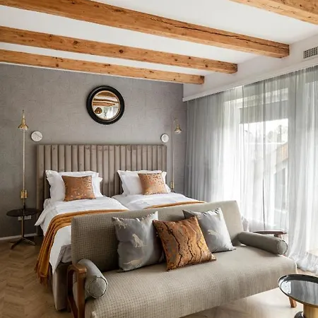 With Private Bathroom At Three Bedroom Interwar Grabyte With Daily Spaces To Share By Pine Forest On The Bank Of The River- 8min By Car From Old Town 3*
