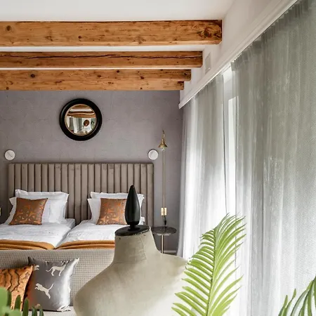 With Private Bathroom At Three Bedroom Interwar Grabyte With Daily Spaces To Share By Pine Forest On The Bank Of The River- 8min By Car From Old Town Pensionat