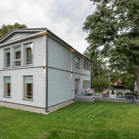 With Private Bathroom At Three Bedroom Interwar Grabyte With Daily Spaces To Share By Pine Forest On The Bank Of The River- 8min By Car From Old Town