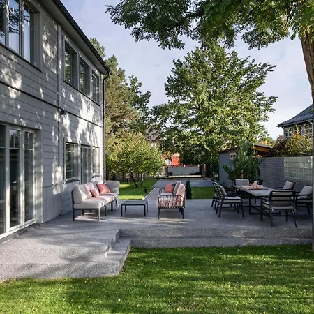 With Private Bathroom At Three Bedroom Interwar Grabyte With Daily Spaces To Share By Pine Forest On The Bank Of The River- 8min By Car From Old Town *