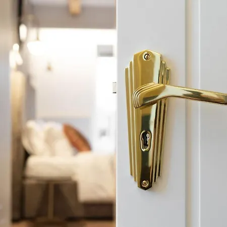 With Private Bathroom At Three Bedroom Interwar Grabyte With Daily Spaces To Share By Pine Forest On The Bank Of The River- 8min By Car From Old Town