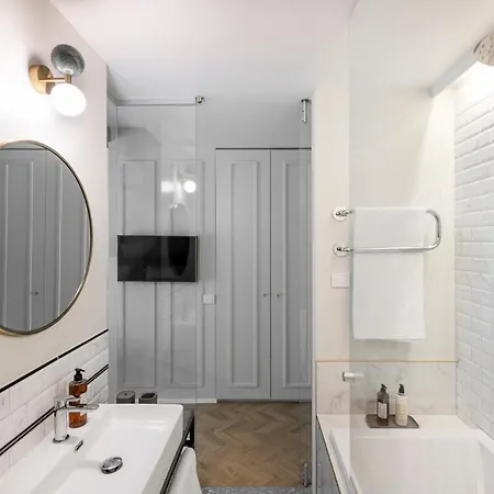 Pensionat With Private Bathroom At Three Bedroom Interwar Grabyte With Daily Spaces To Share By Pine Forest On The Bank Of The River- 8min By Car From Old Town Kaunas