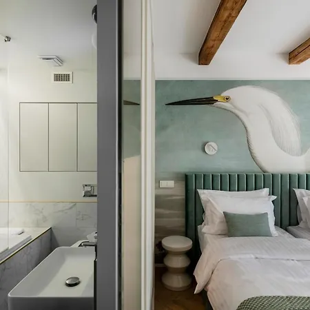 With Private Bathroom At Three Bedroom Interwar Grabyte With Daily Spaces To Share By Pine Forest On The Bank Of The River- 8min By Car From Old Town בית הארחה קובנה