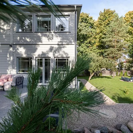 Pensionat With Private Bathroom At Three Bedroom Interwar Grabyte With Daily Spaces To Share By Pine Forest On The Bank Of The River- 8min By Car From Old Town Kaunas