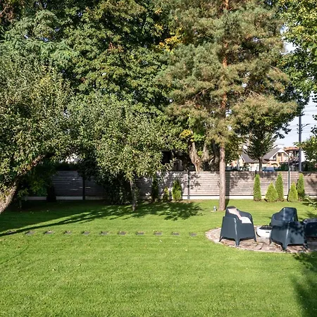 With Private Bathroom At Three Bedroom Interwar Grabyte With Daily Spaces To Share By Pine Forest On The Bank Of The River- 8min By Car From Old Town Casa de hóspedes