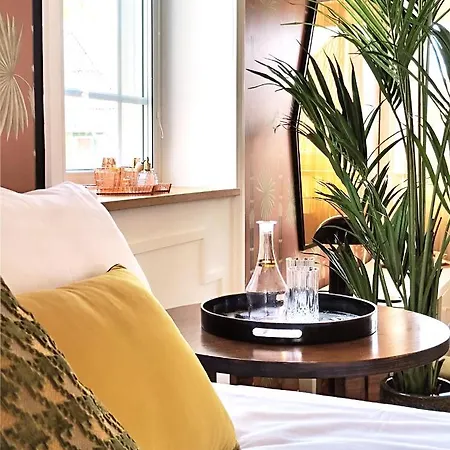 With Private Bathroom At Three Bedroom Interwar Grabyte With Daily Spaces To Share By Pine Forest On The Bank Of The River- 8min By Car From Old Town Pensionat Kaunas