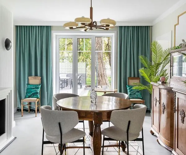 With Private Bathroom At Three Bedroom Interwar Grabyte With Daily Spaces To Share By Pine Forest On The Bank Of The River- 8min By Car From Old Town