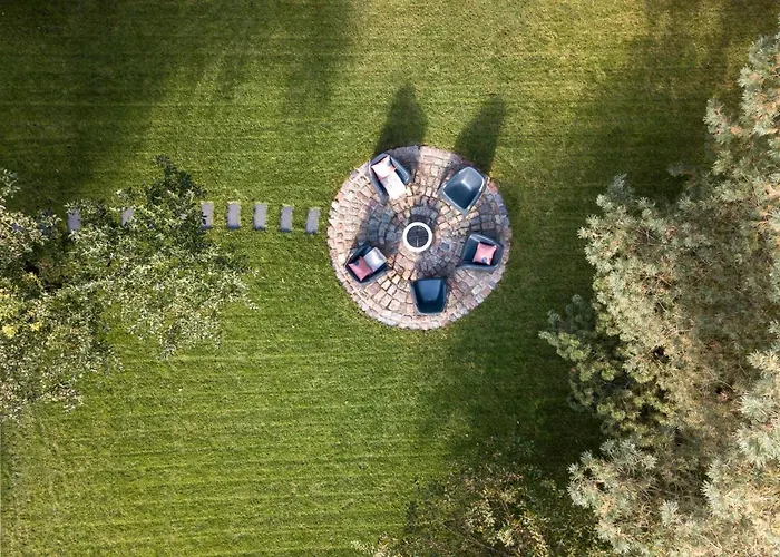 With Private Bathroom At Three Bedroom Interwar Grabyte With Daily Spaces To Share By Pine Forest On The Bank Of The River- 8min By Car From Old Town