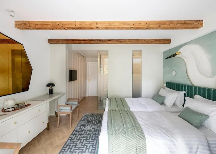 With Private Bathroom At Three Bedroom Interwar Grabyte With Daily Spaces To Share By Pine Forest On The Bank Of The River- 8min By Car From Old Town Pensionat