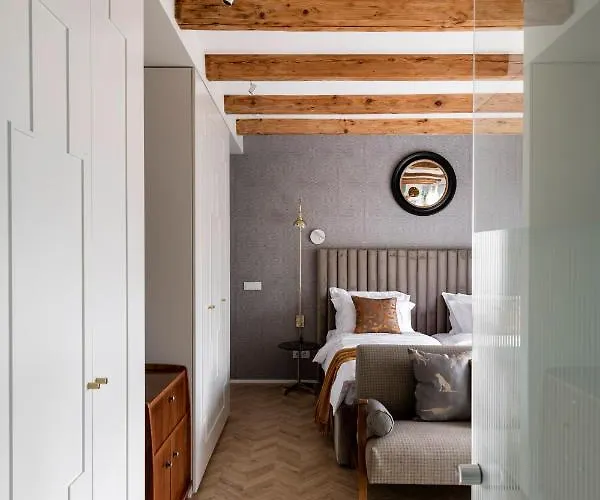 With Private Bathroom At Three Bedroom Interwar Grabyte With Daily Spaces To Share By Pine Forest On The Bank Of The River- 8min By Car From Old Town