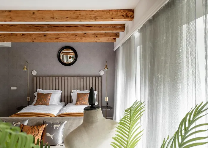 With Private Bathroom At Three Bedroom Interwar Grabyte With Daily Spaces To Share By Pine Forest On The Bank Of The River- 8min By Car From Old Town Pensionat