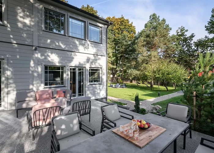 With Private Bathroom At Three Bedroom Interwar Grabyte With Daily Spaces To Share By Pine Forest On The Bank Of The River- 8min By Car From Old Town 4*