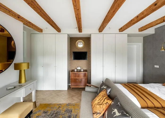 With Private Bathroom At Three Bedroom Interwar Grabyte With Daily Spaces To Share By Pine Forest On The Bank Of The River- 8min By Car From Old Town 4* Kaunas