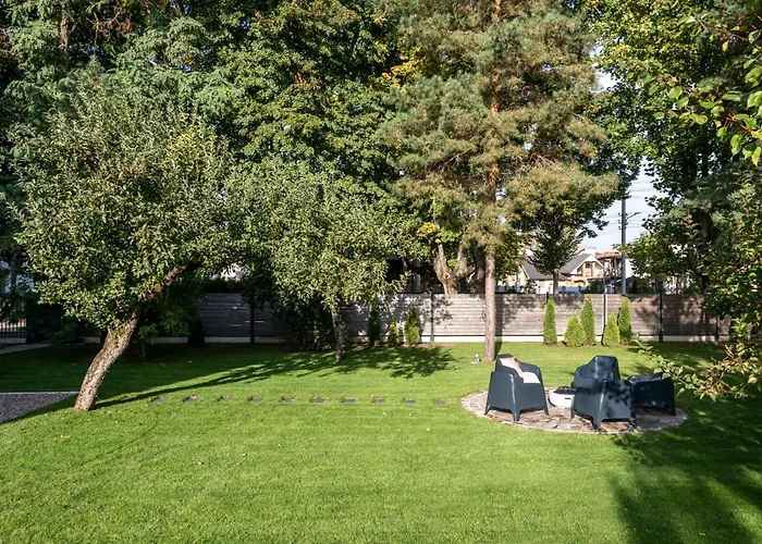 With Private Bathroom At Three Bedroom Interwar Grabyte With Daily Spaces To Share By Pine Forest On The Bank Of The River- 8min By Car From Old Town Pensionat