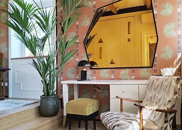 With Private Bathroom At Three Bedroom Interwar Grabyte With Daily Spaces To Share By Pine Forest On The Bank Of The River- 8min By Car From Old Town